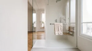 Douche à l'italienne épurée et sécurisée dans une salle de bain de style français, alliant sécurité et esthétisme